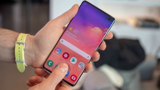 Using the Galaxy S10's fingerprint scanner