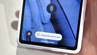 The prompt to customize the lock screen in Android 14