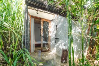 Rondo Garden bungalow exterior shower