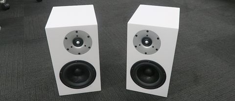 Serhan Swift mµ2 Mk II in white on a grey carpet