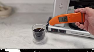 Testing temperature of the Moccamaster