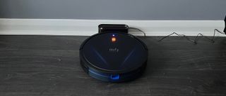  Eufy RoboVac G20 i sin ladestation