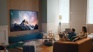 De LG G2 Gallery Series TV aan een muur