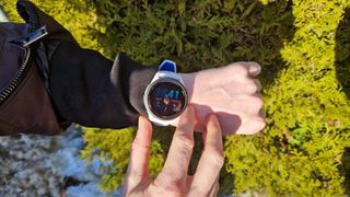 En Garmin Forerunner 265 rundt en persons håndledd.