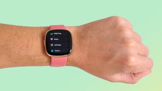 Fitbit Versa 4 ihmisen ranteessa