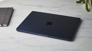 Apple MacBook Air (M2, 2022) valkoisella työpöydällä