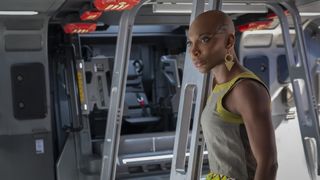 Aneka står i et Wakandan-fratøj i Black Panther 2-filmen