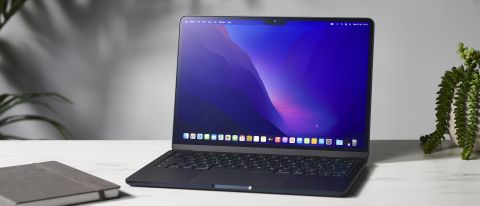 Apple MacBook Air (M2, 2022) valkoisella työpöydällä