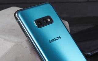 The Galaxy S10e's dual rear cameras