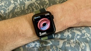 Apple Watch Series 7 iltmåler under anvendelse