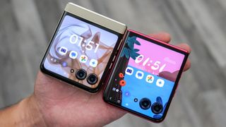 Motorola Razr (2024) vs Razr Plus (2024).