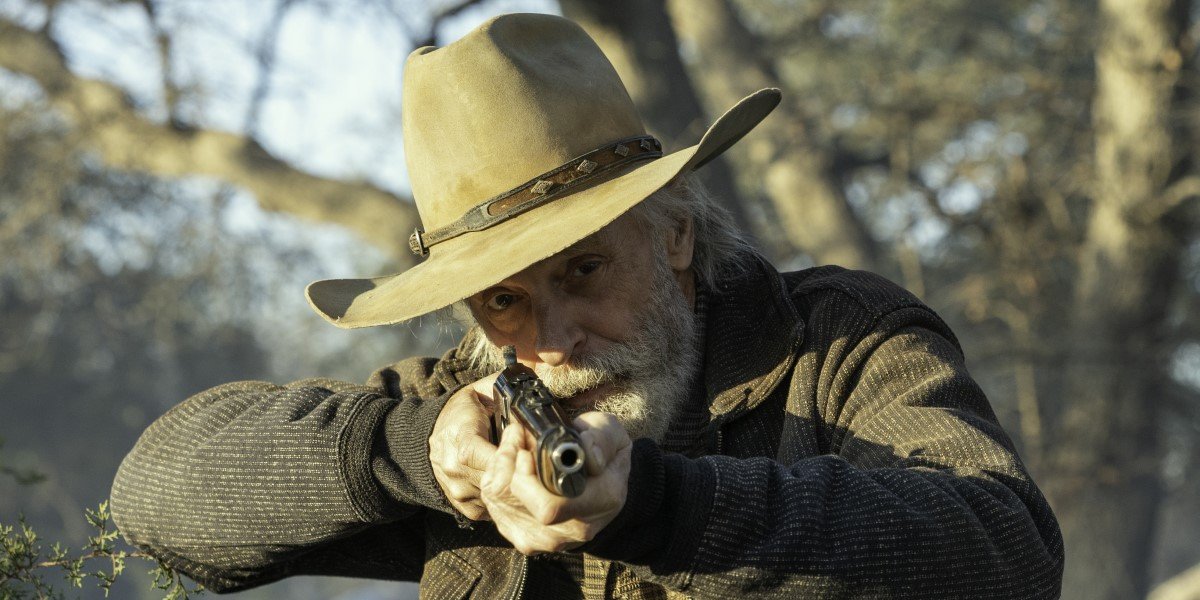 keith carradine&#039;s john dorie sr. shooting a rifle on fear the walking dead season 6