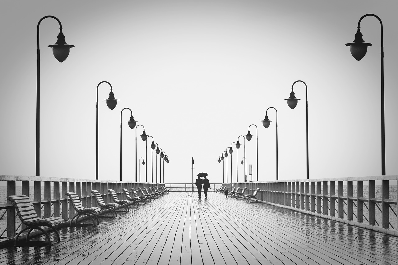 カップル, 遊歩道, シルエット, 歩く, 橋脚, 傘, 雨, 雨が降っている