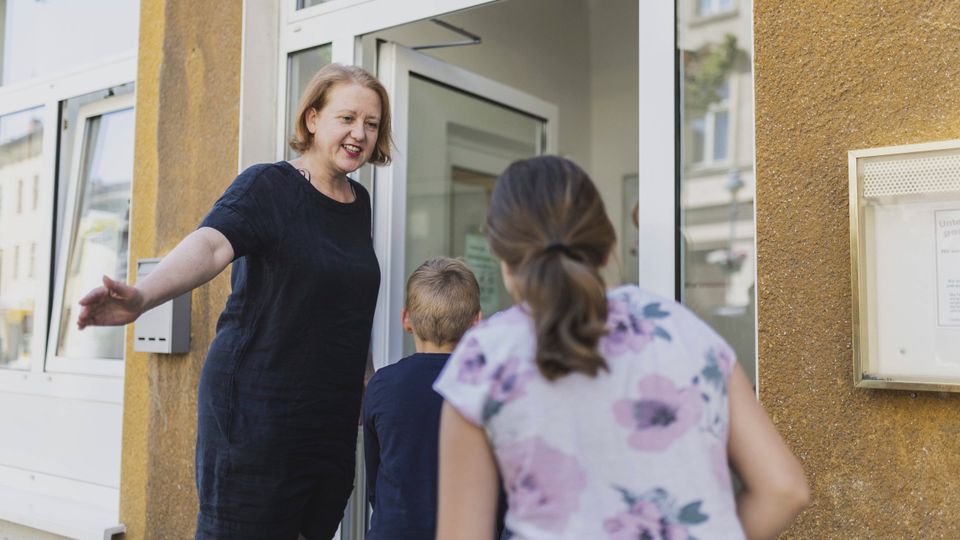 Familienministerin Lisa Paus bei einem Besuch der Tafel in Nauen