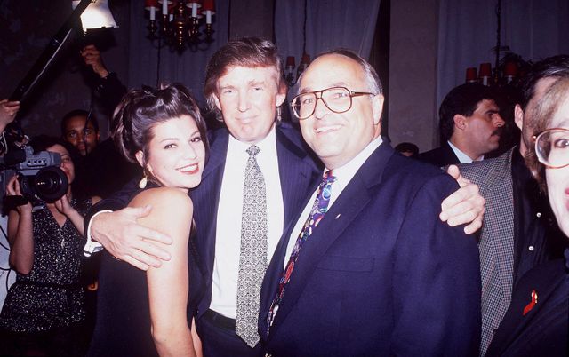 Modelagent Esch (r.) mit Tochter Natasha, Geschäftsmann Trump 1994