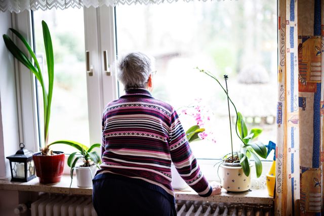 Seniorin in ihrer Wohnung