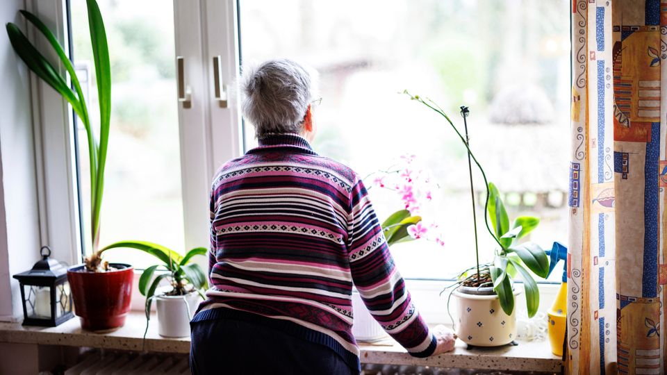 Seniorin in ihrer Wohnung