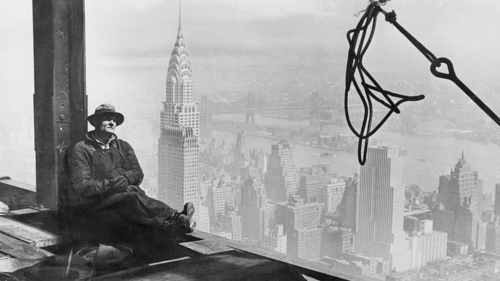 Stahlarbeiter während einer Pause im 80. Stock des Empire State Building 1930: Arbeit in immer luftigeren Höhen