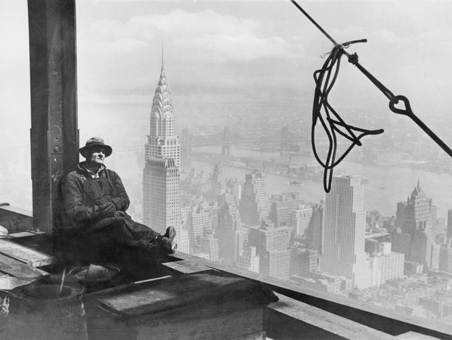 Stahlarbeiter während einer Pause im 80. Stock des Empire State Building 1930: Arbeit in immer luftigeren Höhen