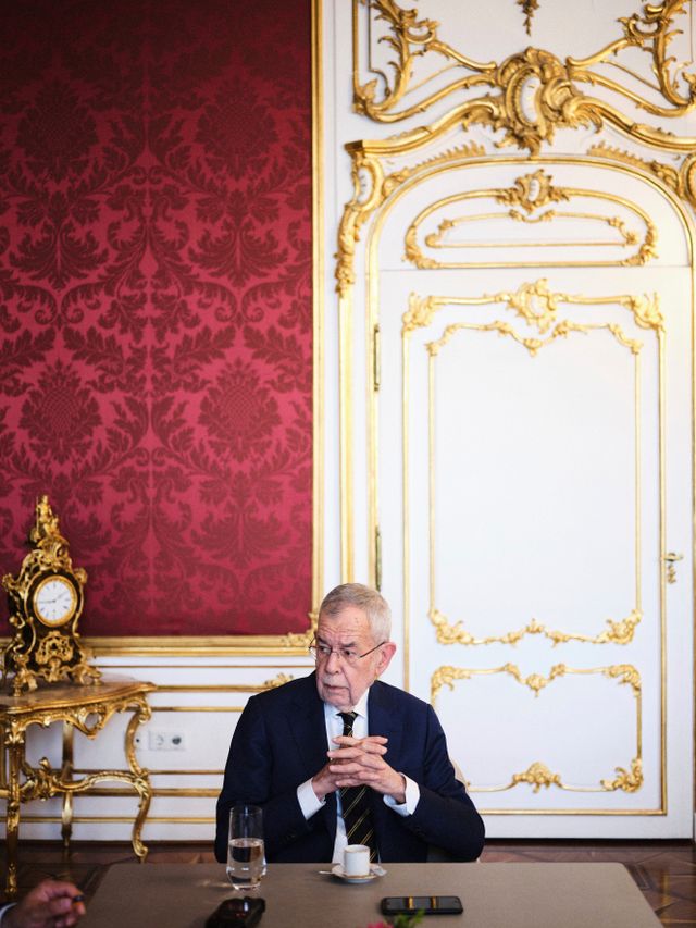 Bundespräsident Alexander Van der Bellen während des Interviews in seinem Büro in der Wiener Hofburg