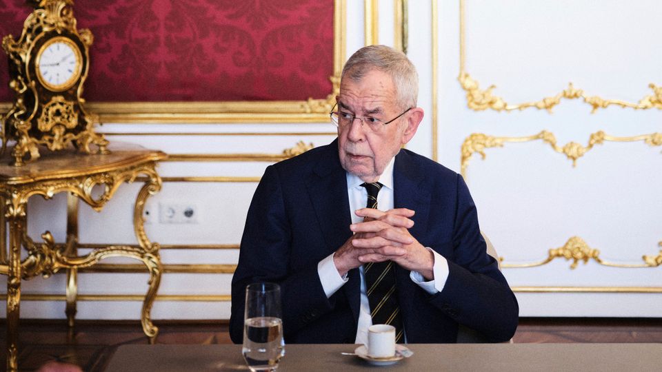 Bundespräsident Alexander Van der Bellen während des Interviews in seinem Büro in der Wiener Hofburg