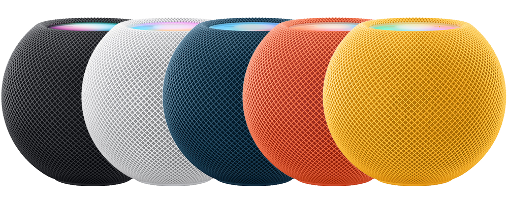 Cinq HomePod mini alignés. Gris sidéral, blanc, bleu, orange et jaune. La couleur minuit n’est pas représentée.