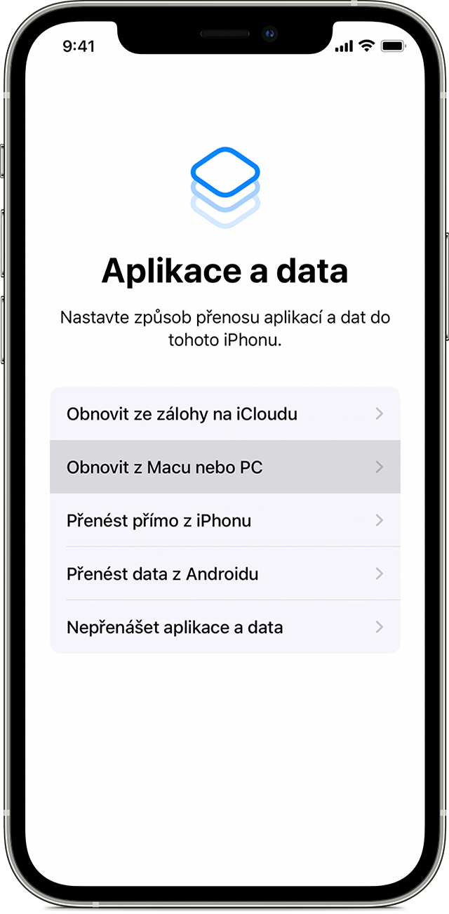 iPhone a na něm obrazovka Aplikace a data s vybranou volbou „Obnovit z Macu nebo PC“.