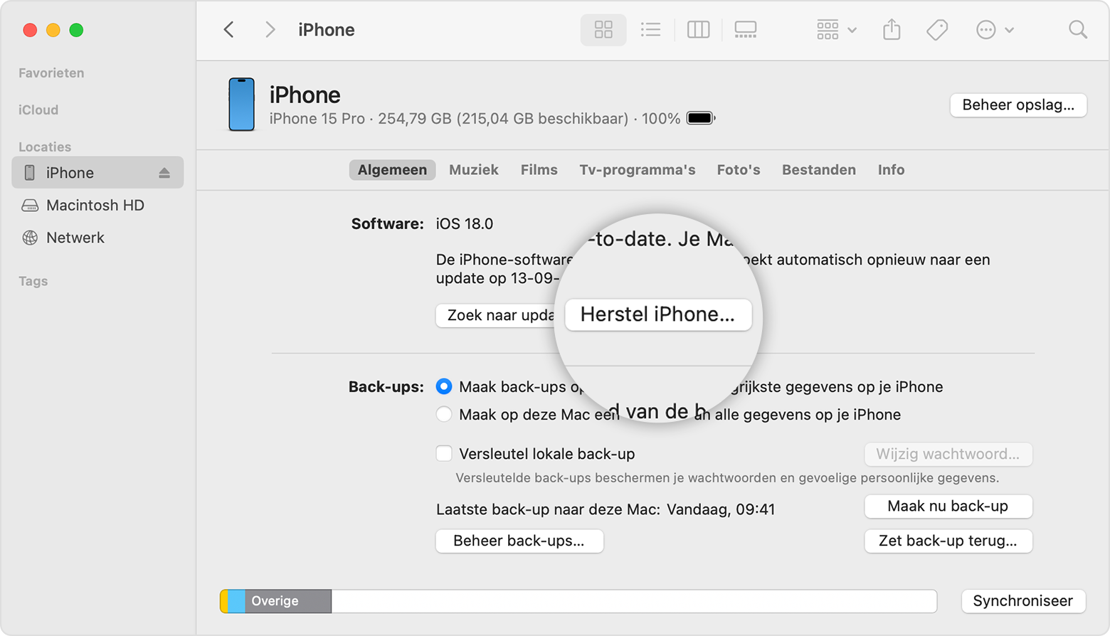 Een Finder-venster met de optie om je iPhone te herstellen