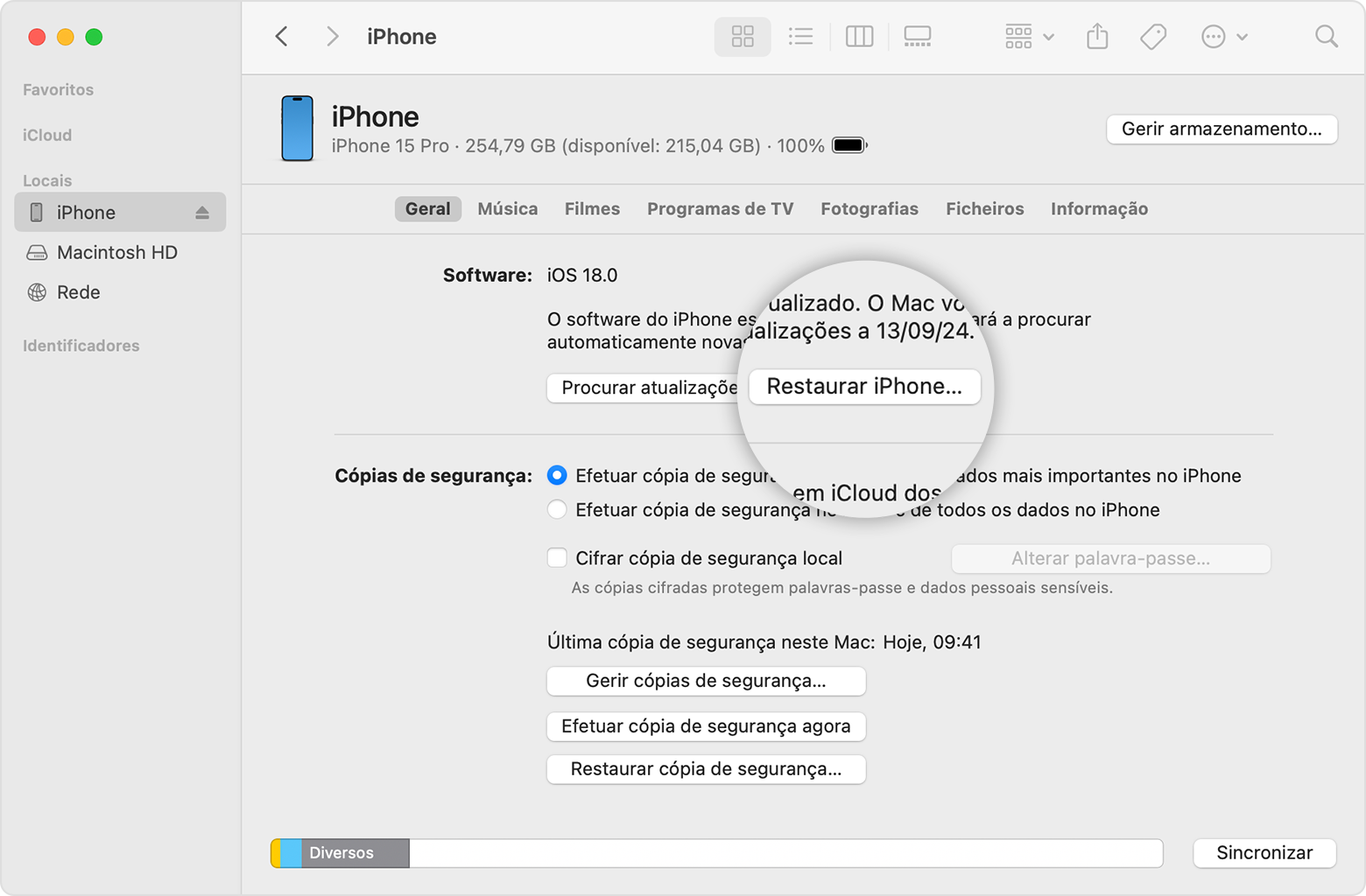 Uma janela do Finder a mostrar a opção para restaurar o iPhone