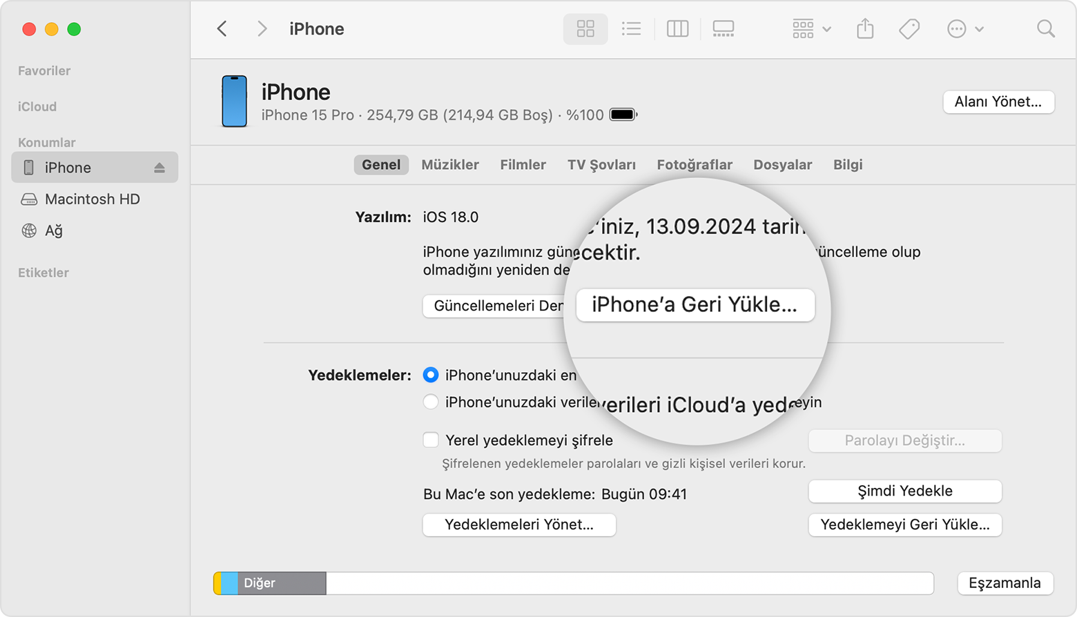 iPhone'unuzu geri yükleme seçeneğinin gösterildiği bir Finder penceresi