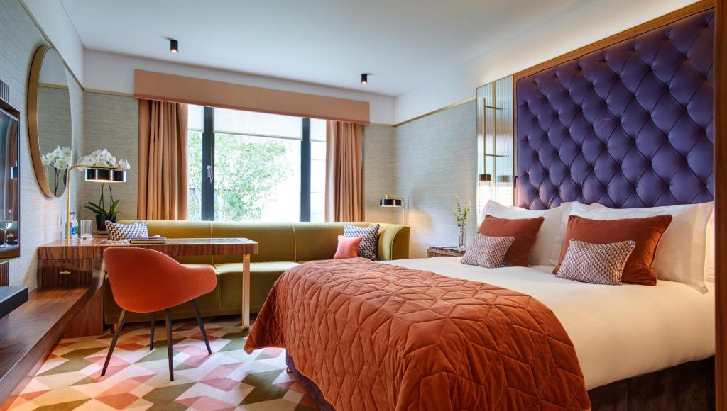 The Fitzwilliam Hotel tesisinde bir odada yatak veya yataklar