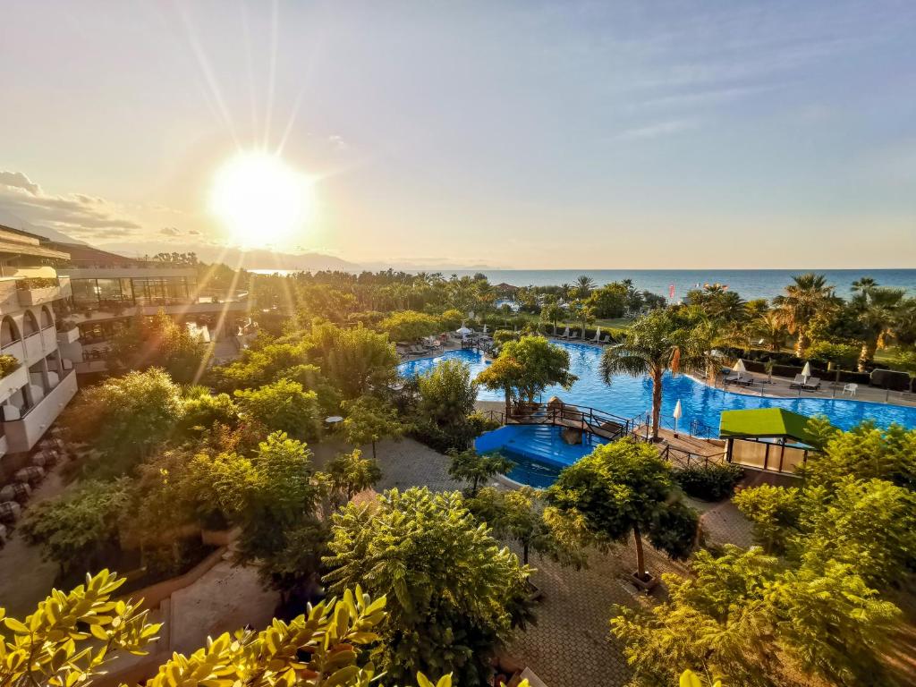 - une vue aérienne sur la piscine du complexe dans l'établissement Grand Palladium Sicilia Resort & Spa, à Campofelice di Roccella