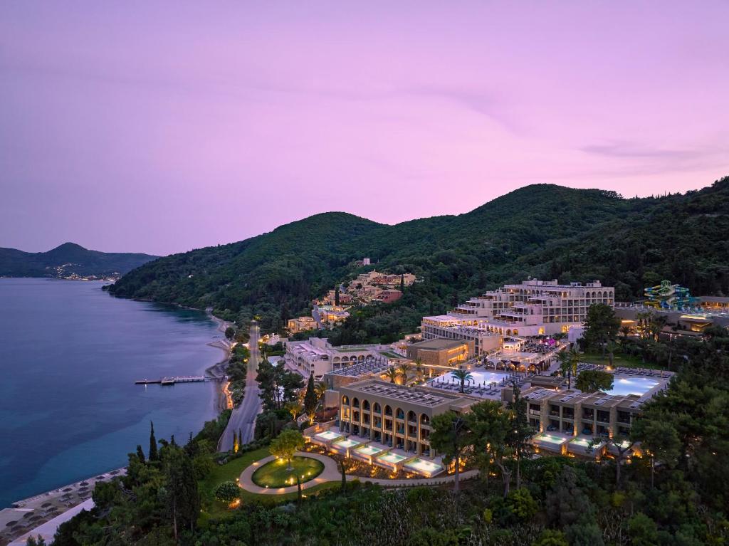 uma vista aérea de um resort sobre a água à noite em MarBella, Mar-Bella Collection em Agios Ioannis Peristerion