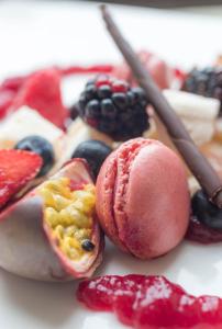 eine Schließung von Früchten und Beeren auf einem Teller in der Unterkunft Royal Marine Hotel in Dun Laoghaire