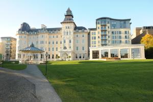 ein großes Gebäude mit Rasen davor in der Unterkunft Royal Marine Hotel in Dun Laoghaire