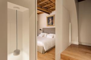 um quarto com uma cama branca e um espelho em Crossing Condotti em Roma