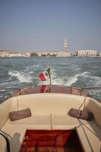 Una barca con un cappello di Babbo Natale sull'acqua di Hotel Cipriani, A Belmond Hotel, Venice a Venezia