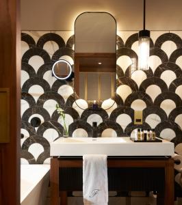 bagno con lavandino e specchio di The Fitzwilliam Hotel a Dublino