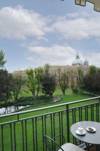 balkon z widokiem na park w obiekcie Hotel Cipriani, A Belmond Hotel, Venice w Wenecji