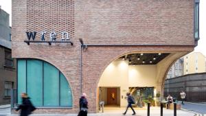 un edificio de ladrillo con gente caminando delante de él en Wren Urban Nest en Dublín