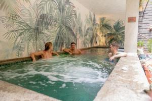 un groupe de personnes dans une piscine dans l'établissement The Mayson, à Dublin