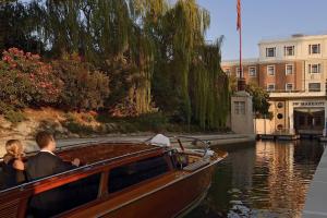 un gruppo di persone che cavalca su una barca su un canale di JW Marriott Venice Resort & Spa a Venezia