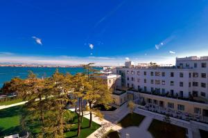 uma vista aérea de uma cidade com edifícios e o oceano em JW Marriott Venice Resort & Spa em Veneza