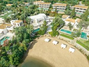 - une vue aérienne sur une maison avec une plage dans l'établissement Corfu Imperial, Grecotel Beach Luxe Resort, à Komméno