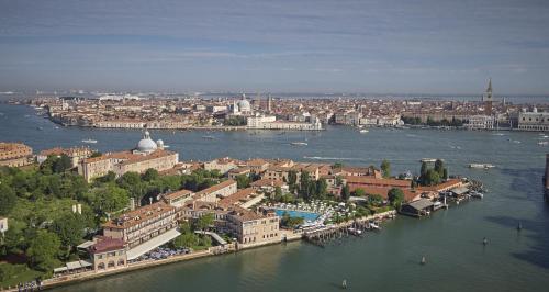 una vista aerea di una città con un fiume di Hotel Cipriani, A Belmond Hotel, Venice a Venezia