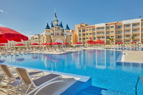 una grande piscina con sedie e un resort di Bahia Principe Fantasia Tenerife - All Inclusive a San Miguel de Abona