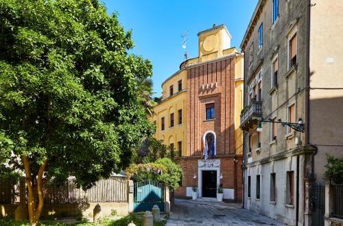 budynek z wieżą zegarową na górze w obiekcie Hotel Indigo Venice - Sant'Elena, an IHG Hotel w Wenecji