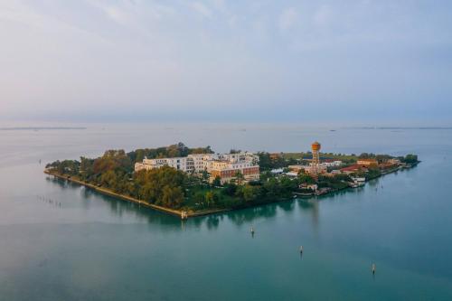 un'isola in mezzo a un grande corpo d'acqua di JW Marriott Venice Resort & Spa a Venezia