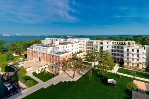 una vista sul tetto di un grande edificio con parco di JW Marriott Venice Resort & Spa a Venezia