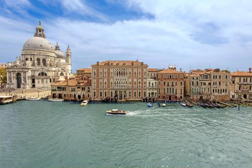 uma vista para uma cidade com barcos na água em The Gritti Palace, a Luxury Collection Hotel, Venice em Veneza